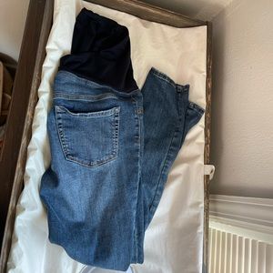 Distressed maternity “skinny” jegging